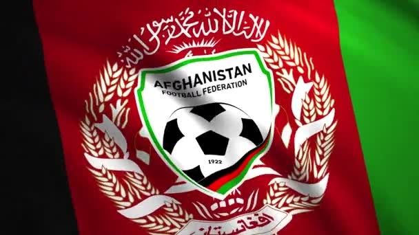 Bandeira do time nacional de futebol do Afeganistão com listras coloridas verticais e o emblema com uma bola. Moção. Conceito de jogos esportivos, loop sem costura. Apenas para uso editorial. — Vídeo de Stock