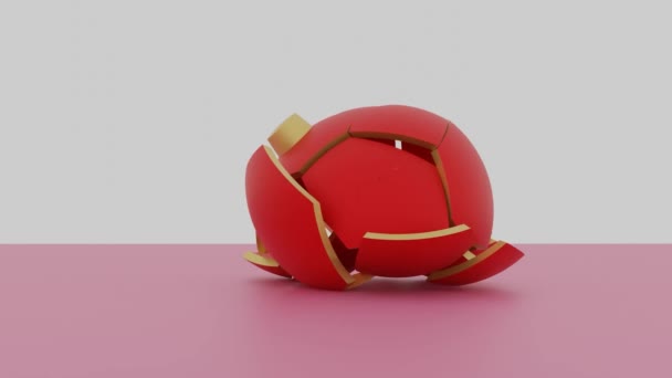 Червоний ялинковий іграшковий м'яч падає і розбивається ізольовано на білому та рожевому тлі. Дизайн. Розбиття іграшкового м'яча з зворотним ефектом . — стокове відео