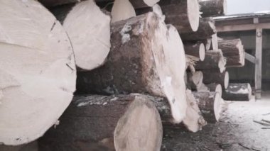 Ahşap üst üste yatar. Şarjör. Tahta kütükler yaklaşık olarak yan yana yerleştirilmiştir