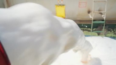İtfaiyeciler köpük kullanır. Şarjör. İtfaiye işleri açık havada yürütülüyor..