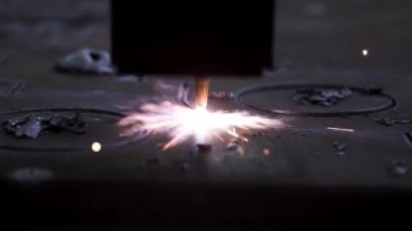 Lazer. Şarjör. Lazer fabrikadaki özel ekipmanları kesiyor..