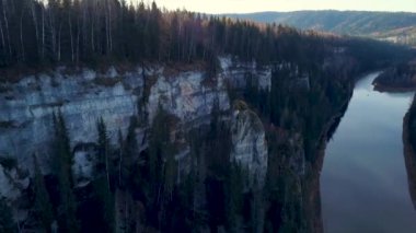 Karelia Cumhuriyeti 'nin Sortavalsky ilçesinde bir turizm kompleksi. Şarjör. İnsansız hava aracı fotoğrafı eski bir mermer ocağı ve yeraltı sularıyla dolu bir ormanı gösteriyor..