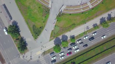 Kuşbakışı fotoğraf. Şarjör. Fotoğrafta, insanlar için yeşil parkı olan büyük bir şehir, güzel yeşil çimenleri ve hareket eden arabaları olan bir yol..