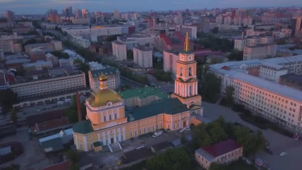 Uma bela cidade na Rússia Lipetsk. Clipe. Uma foto de um helicóptero mostrando um belo céu, casas e um elegante edifício amarelo com cúpulas. — Vídeo de Stock