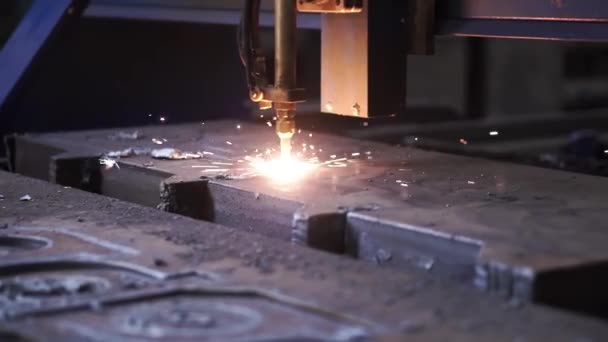 Metalden lazer plazma kesimi. Şarjör. Metalurji fabrikasında renkli üretim süreci . — Stok video
