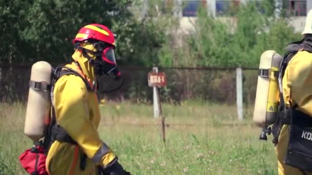 A környezeti biztonsággal kapcsolatos ellenőrzési munka. Csípés. Tűzérzékelőkkel harcoló férfiak a tűzoltás folyamatában. — Stock videók