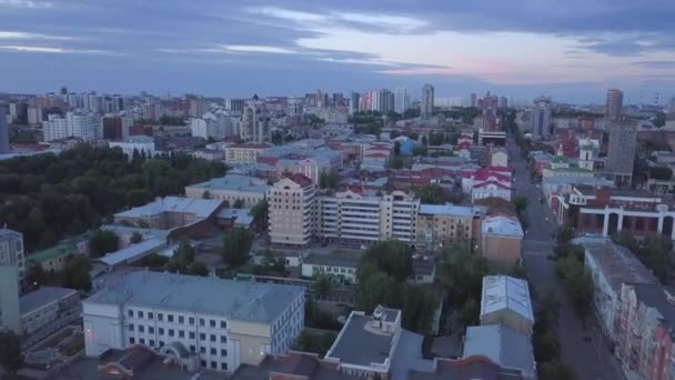 Prachtig uitzicht op de stad vanuit een vogelperspectief. Een knip. Rustige paarse wolken met huizen en een prachtig bos . — Stockvideo