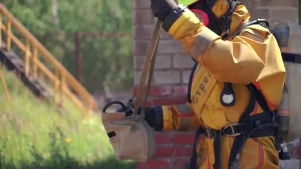 Verificatiewerkzaamheden op het gebied van milieuveiligheid. Een knip. Mannen in het werkproces van brandbestrijding met branddetectoren. — Stockvideo