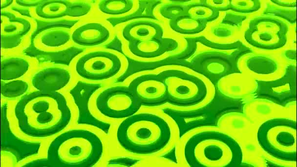 Gloeiende kleurrijke groene doorsneden cirkels creëren een transformerend en veranderend veld. Ontwerp. Vlekken die op vallende regendruppels lijken. — Stockvideo
