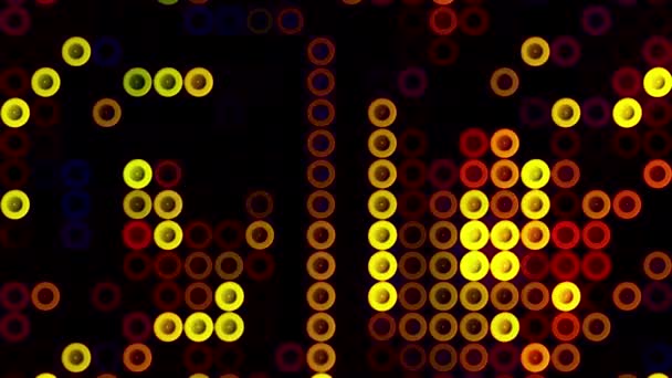 Beaucoup de petits cercles multicolores se déplaçant sur un fond noir. Motion. Beaux cercles de même taille suivant un par un dans les rangées. — Video