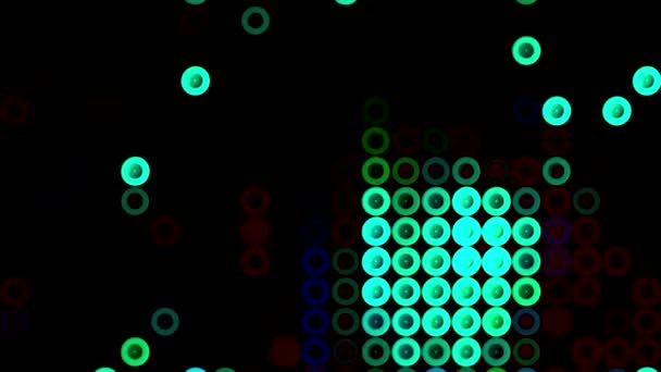 Veel kleine veelkleurige cirkels bewegen op een zwarte achtergrond. Beweging. Mooie zelfde grootte cirkels volgend één voor één in rijen. — Stockvideo