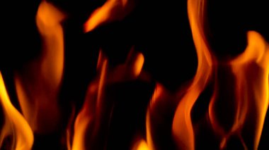 Gelişen bir yangın. Şarjör. Sarı - turuncu alev siyah arkaplanda dalgalanıyor .