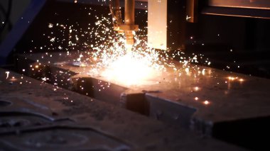 Lazer. Şarjör. Lazer fabrikadaki özel ekipmanları kesiyor..