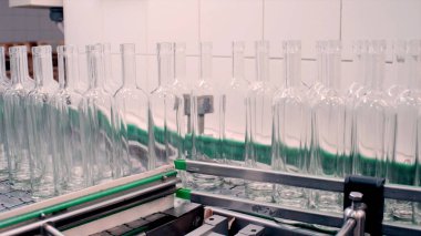 Cam şişeler ve içecekler için kompleks. Şarjör. Cam kaplar ve sıvılar üreten bir fabrikada makine..