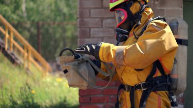 İş akışı. Gaz maskesi. Şarjör. Gaz maskeli adamlar çalışma ortamında .