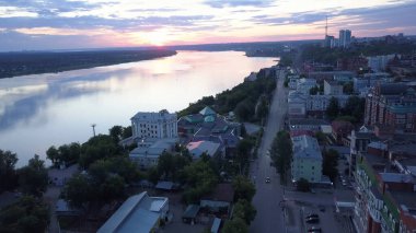 Kuşbakışı bakınca şehrin güzel bir manzarası var. Şarjör. Evleri ve sakin bir nehri olan zarif, renkli bir gün batımı. Şehir sükuneti .