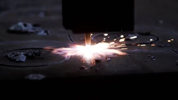 Corte a plasma a laser de metal. Clipe. Processo de produção colorido em uma planta metalúrgica . — Fotografia de Stock