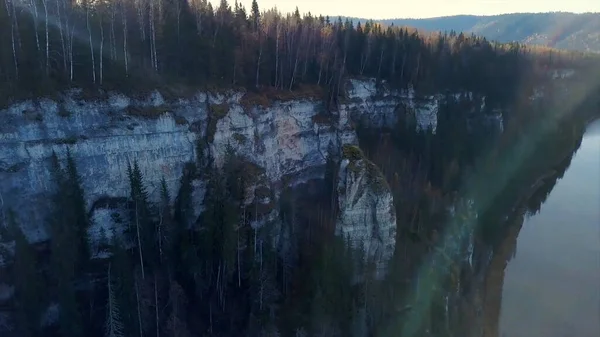 Complexe touristique situé dans le quartier Sortavalsky de la République de Carélie. Clip. Une photo de drone montrant une ancienne carrière de marbre et une forêt remplie d'eau souterraine. — Photo