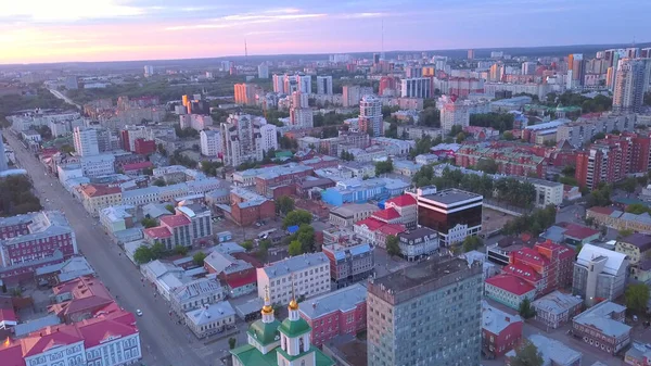 Der Kirow-Bezirk Nowosibirsk aus der Vogelperspektive. Clip. Schöner und eleganter Sonnenuntergang mit riesigen Häusern und einer Straße — Stockfoto