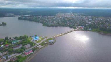 Nehir ve baraj manzaralı bir şehir. Şarjör. İki büyük nehir kıyısı barajla yola bağlanır. Şehrin güzel manzarası büyük bir nehirle bölünmüş ve barajda karayolu ile bağlanmış.