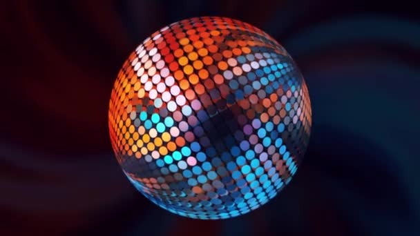 Mingea disco în abstracție. Mişcare. O minge disco care strălucește cu diferite culori și se învârte pe un fundal negru simplu. — Videoclip de stoc