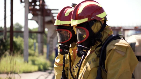 Fluxo de trabalho. Máscara de gás. Clipe. Homens em máscaras de gás no ambiente de trabalho . — Fotografia de Stock