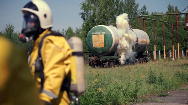 A munka pillanata. Csípés. Az emberek gázálarcban dolgoznak veszélyes robbanóanyagokkal és füsttel. — Stock Fotó