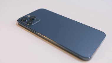 Pekin, Çin - 11.23.2020: Pasifik mavisi yeni bir iPhone 12 Pro Max kapatın. Başla. Beyaz arkaplanda üç kameralı yeni bir aygıtın sunumu.