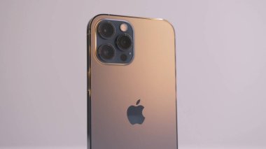 Pekin, Çin - 11.23.2020: Pasifik mavisi yeni bir iPhone 12 Pro Max kapatın. Başla. Beyaz arkaplanda üç kameralı yeni bir aygıtın sunumu.