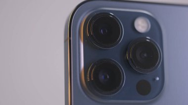 Bangkok, Tayland - 11.10.2020: Apple yeni akıllı telefon iPhone 12 Pro Max arka taraftan. Başla. Üç kamerayı, LED flaşı ve LiDAR derinlik tarayıcısını kapat.