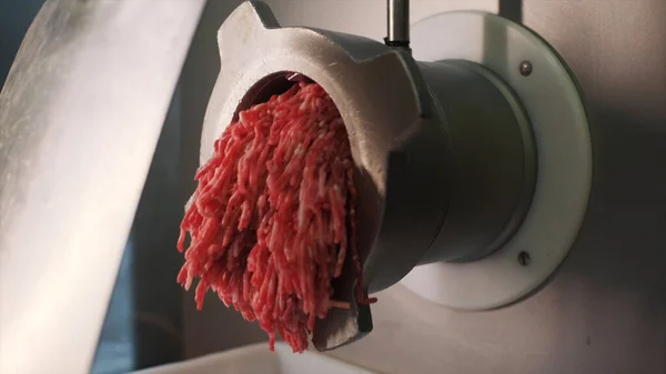 Conceito de cozinhar. Clipe. Um moedor de carne de metal finamente esfregando uma certa quantidade de carne em close-up. — Fotografia de Stock