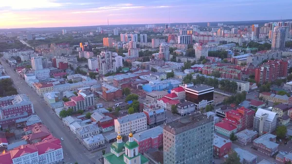 Der Kirow-Bezirk Nowosibirsk aus der Vogelperspektive. Clip. Schöner und eleganter Sonnenuntergang mit riesigen Häusern und einer Straße — Stockfoto