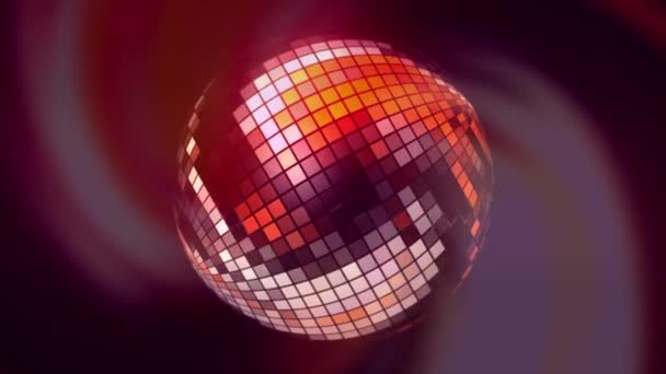 Boule disco dans l'abstraction. Motion. Une boule disco qui brille de différentes couleurs et tourne sur un simple fond noir. — Video