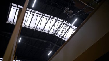 İş akışı. Şarjör. Ağır üretim fabrikasında büyük teçhizat.