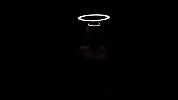 Silhouette des Menschen, der erschreckend im Dunkeln wandelt. Design. Unheimliche Animation mit Silhouette einer wandelnden Person und blinkenden Lichtern. Silhouette eines wandelnden Mannes mit blinkendem Heiligenschein in der Dunkelheit — Stockfoto