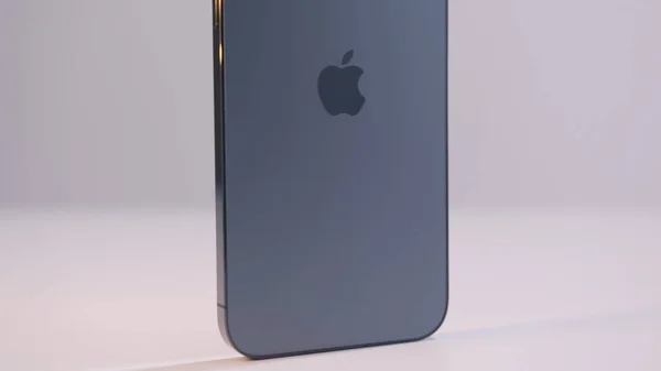 Berna, Suiza - 11.12.2020: iPhone 12 Pro Max sobre fondo blanco, de cerca. Acción. Concepto de tecnologías modernas, vista trasera de un nuevo dispositivo Apple. — Foto de Stock