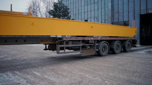 Um camião enorme. Clipe. Um enorme caminhão amarelo está estacionado perto do edifício. — Fotografia de Stock