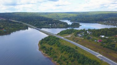Okyanus manzarası çok güzel. Şarjör. Denizin üstünde, diğer güzel evlerle dolu büyük bir tatil yeri..