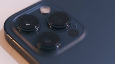 Bratislava, Slovakya - 11.12.2020: Yeni bir Apple iPhone 12 Pro Max 'in detayları. Başla. Beyaz arka planda izole edilmiş güzel mavi bir akıllı telefonun üç kamerasını kapat.