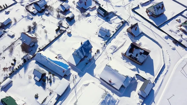 Mooi winterdorp. Een knip. Een besneeuwd gebied met kleine huisjes waar het erg rustig is. — Stockfoto