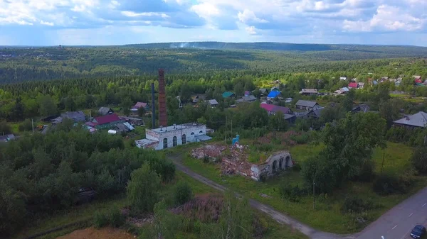 The view from the drone.Clip. A bright green forest with residential buildings and a tower and a blue sky from above. — Stock Photo, Image