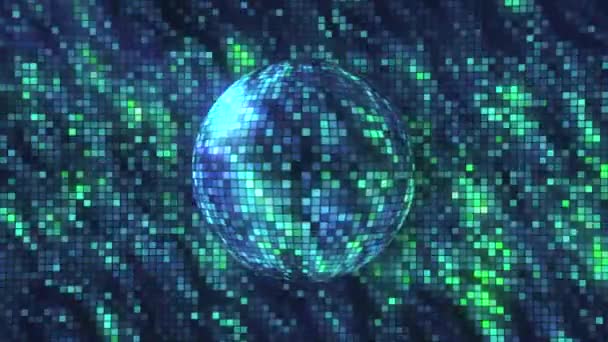 Una bola de partículas cuadradas girando y brillando. Moción. 3D violeta y verde objeto esférico cubierto por baldosas de baile disco girando sobre fondo colorido. — Vídeos de Stock