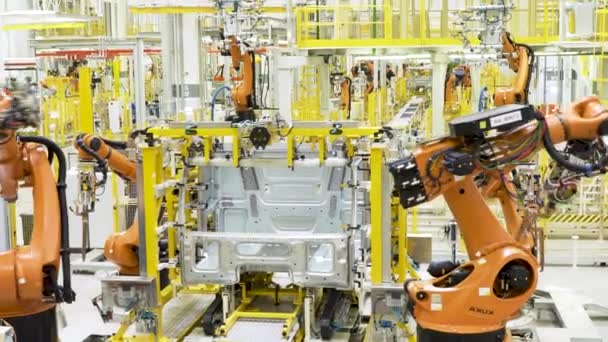 Japonsko - Tokio, 12.10.2021: Roboti montují automobilové součástky v Muzeu průmyslu a techniky. Scéna. Robotická ramena během pracovního procesu. — Stock video