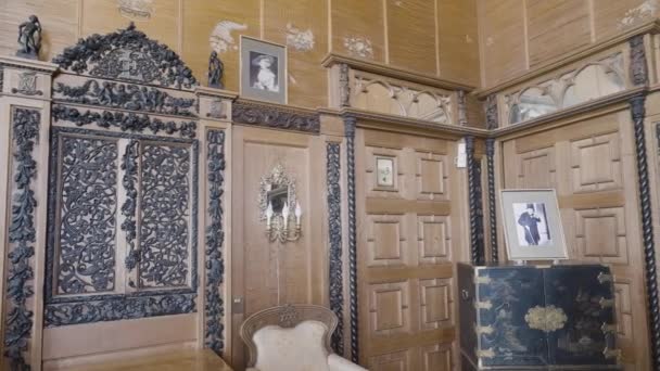 Houten prachtige ouderwetse muren met gesneden inserts, kandelaar, en schilderijen. Actie. Details van een retro gestileerde kamer of een museum. — Stockvideo