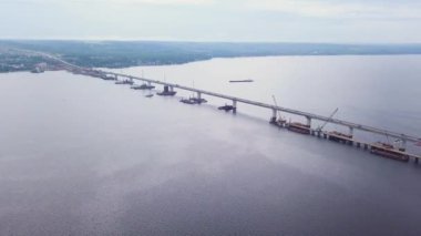 Dar köprüden geçen geniş ve sakin bir nehrin hava manzarası. Şarjör. Sabah sisi içinde büyük nehrin üzerinde uçuyor..