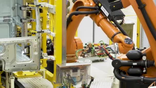 Japan - Tokyo, 12.10.2021: Robotar monterar bildelar på Tekniska museet. På plats. Robotvapen under arbetsprocessen. — Stockvideo