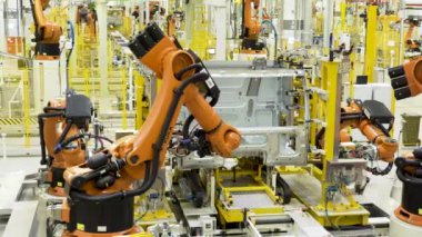 Arjantin - Buenos Aires, 12.11.2021: otomatik robotik kol iş başında. Sahne. Makine mühendisliğinde yeni teknolojik robotun sunumu.