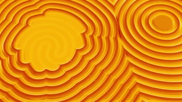 Abstrakte orangefarbene und gelbe Wellen. Design. Hypnotische Wirkung radial geformter Wellen, die sich mit zwei blinkenden Figuren verengen. — Stockvideo