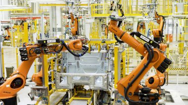 Arjantin - Buenos Aires, 12.11.2021: otomatik robotik kol iş başında. Sahne. Makine mühendisliğinde yeni teknolojik robotun sunumu.