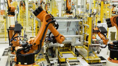 Japonya - Tokyo, 12.10.2021: Robotlar Endüstri ve Teknoloji Müzesi 'nde araba parçaları monte ediyorlar. Sahne. Çalışma sürecinde robotik silahlar.